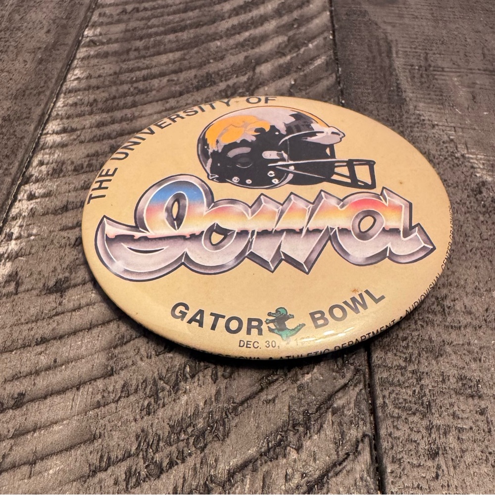Vintage University of Iowa Hawkeyes 1983 Gator Bowl Pin Button